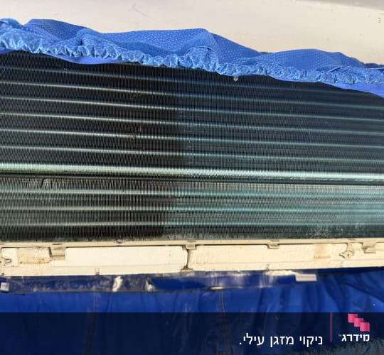יחידת מזגן עם כיסוי כחול
